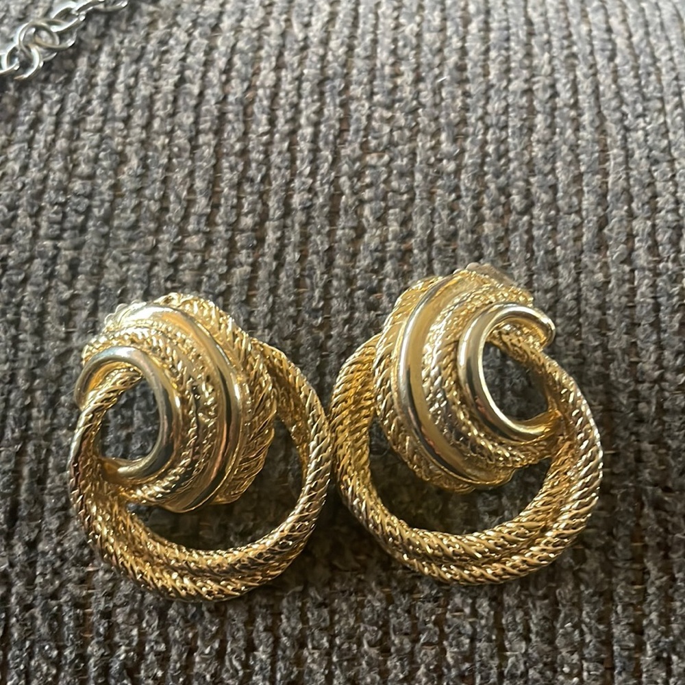 Gold earnings
